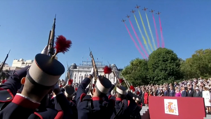 El paso de la Patrulla Águila por el cielo de Madrid en el desfile del 12 de octubre