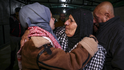Una rehén palestina recién liberada saluda a su madre