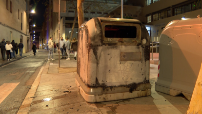El contenedor incendiado durante la protesta en Barcelona