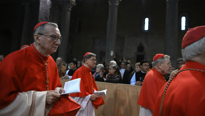 Los cardenales entrando en la basílica de Santa Sabina