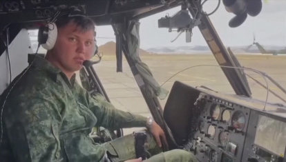 Maksim Kuzminov a los mandos del helicóptero Mi-8 que pilotaba