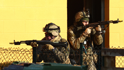 Soldados ucranianos durante un entrenamiento militar en este de Inglaterra