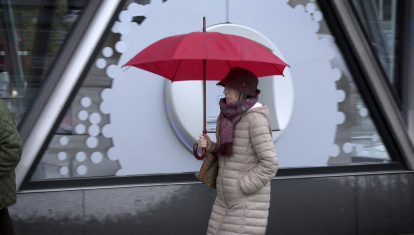 Mujer con un paraguas paseando por Madrid