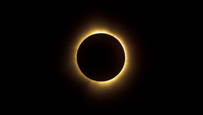 Eclipse solar total en Montreal, QC, Canadá. Captura del momento de la totalidad en el que la corona solar es visible, ilustrando un importante fenómeno astronómico.