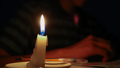 Ecuatorianos viviendo a la luz de una vela