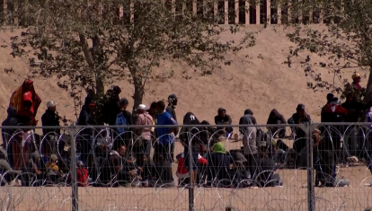 Centenares de personas cruzan la frontera de Estados Unidos ilegalmente
