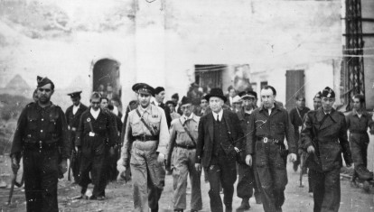 Francisco Largo Caballero visita el asedio del Alcázar de Toledo, acompañado de oficiales y milicianos