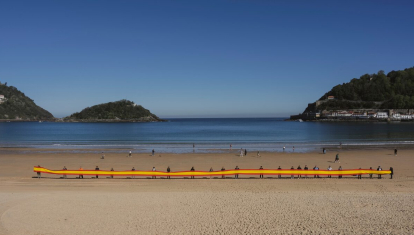 Bandera de España desplegada en la playa de La Concha, en San Sebastián