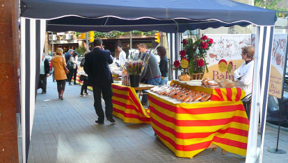 Paradas de Sant Jordi en la calle Balmes, en una imagen de archivo.