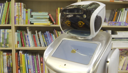 Petra el robot que fomenta la lectura en la librería valenciana `Vuelo de palabras´