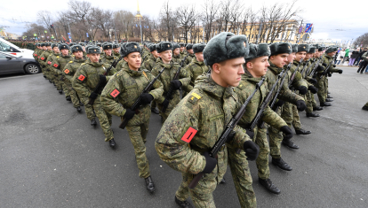 Cadetes rusos se preparan para el desfile de la victoria en Moscú