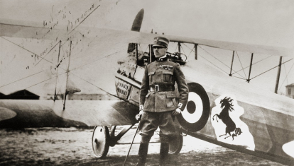 Francesco Baracca posando junto a su SPAD S.XIII. La última fecha posible de la foto es junio de 1918 (fecha de la muerte)