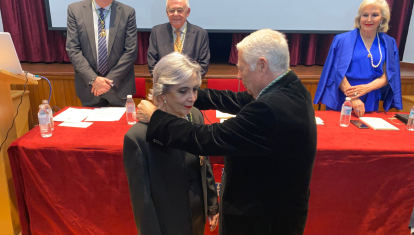 El presidente de la Real Academia, José Cosano, impone la medalla a Rosa Luque