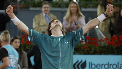 Andrei Rublev levanta los brazos y celebra su victoria en la final individual masculina del Mutua Madrid Open