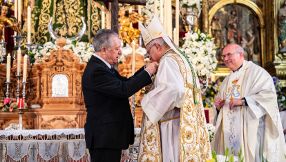 El obispo, Demetrio Fernández, recibe el emblema de oro de la archicofradía