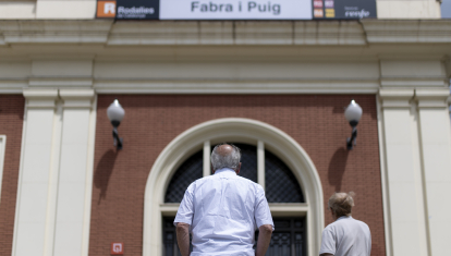 Dos personas en la estación de Renfe y Metro 'Fabra i Puig', a 12 de mayo de 2024, en Barcelona, Cataluña (España).