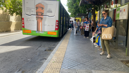 Pavimento podotáctil en una parada de autobús en Claudio Marcelo