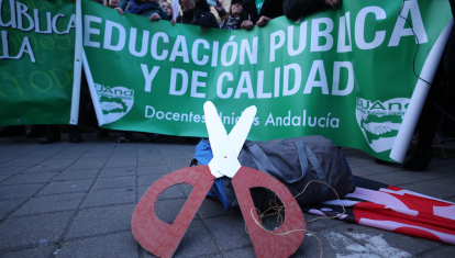 Miembros de la 'marea verde', en una protesta por la educación pública a las puertas del Parlamento andaluz