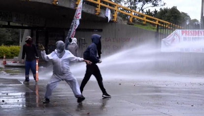 Enfrentamientos entre encapuchados y la Policía en la universidad pública de Colombia