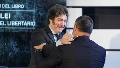 El presidente de Argentina, Javier Milei, saluda al líder de Vox, Santiago Abascal (d), durante la presentación de su libro El camino del libertario