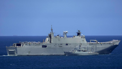 Vista de la revista naval en la bahía de San Lorenzo de Gijón este viernes, dentro de las actividades programadas con motivo del Día de las Fuerzas Armadas, en la que el Rey Felipe VI ha pasado revista desde el patrullero de altura 'Atalaya' (abajo), junto al portaaeronaves LHD Juan Carlos I (detrás), donde ha estado acompañado por la ministra de Defensa, Margarita Robles, entre otras autoridades.