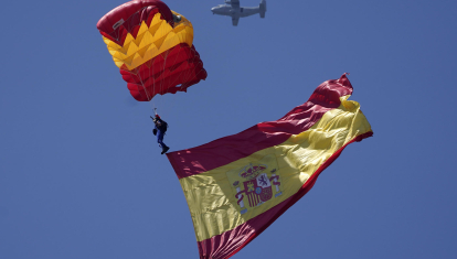 Exibición paracaidista durante el desfile del Día de las Fuerzas Armadas. Tras el izado de la bandera, los Reyes han presenciado el salto paracaidista de dos miembros de la patrulla acrobática del Ejército del Aire.