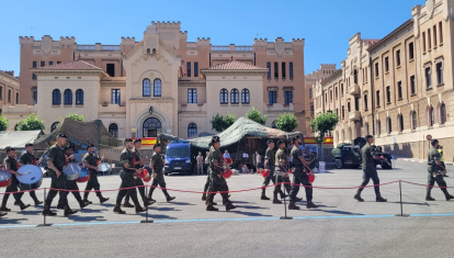 La Banda de Guerra y la Escuadra de Gastadores durante las Jornadas de Puertas Abiertas del Acuartelamiento de El Bruch en Barcelona: