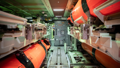 Vista general de la sala de torpedos del submarino S-81