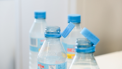Botellas de agua con el tapón unido al envase