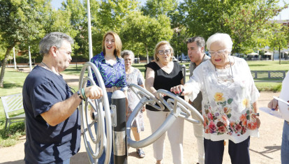 Eva Contador y Miguel Ruiz Madruga, en el nuevo parque cardiosaludable