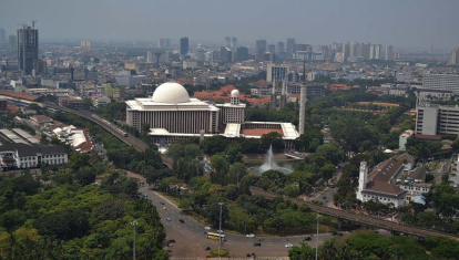 Vista aérea de la mezquita y la catedral de Yakarta. Ambas están unidas por el 