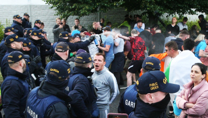 Manifestantes se enfrentan con la polícia de Irlanda en una protesta contra el asentamiento de refugiados de Medio Oriente