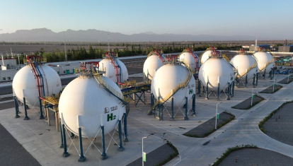 Tanques en una planta de hidrógeno verde