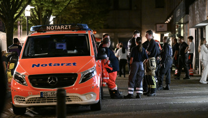 Una ambulancia y un policía cerca del festival donde ha tenido lugar el atentado en Solingen, Alemania