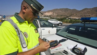 Los agentes pueden sancionar con retirada de puntos o con ola retirada directa del carnet en función de la infracción