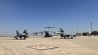 El gigantesco A400M y los dos Eurofighter que lo interceptaron y escoltaron hasta la base de Morón (Sevilla)