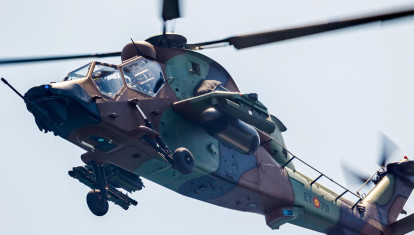 Vuelo del helicóptero Tigre sobre los objetivos designados por el observador del simulador de artillería SIMACA (Grupo Oesía)