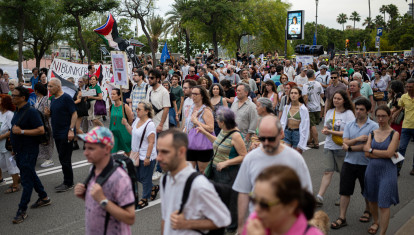 Miles de personas durante una manifestación contra el turismo masificado