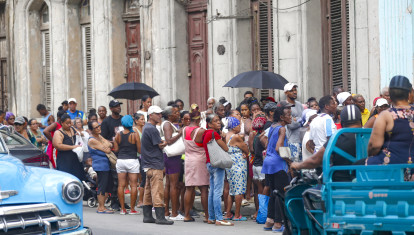 Cubanos afectados por el apagón nacional