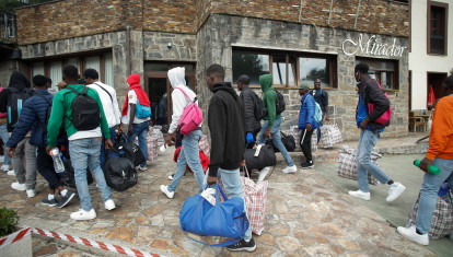 Ribeira de Piquín, Lugo. Llegada de 51 inmigrantes subsaharianos al segundo concello menos poblado de la provincia de Lugo. Ribeira de Piquín cuenta con menos de 500 vecinos y acogerá los próximos meses al equivalente a más del 10% de su población. Los inmigrantes, a cargo de la ONG Rescate, han quedado alojados en el Hotel Mirador de Barcia.