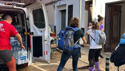 Voluntarios de Cáritas en la zona afectada por la DANA