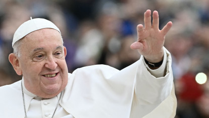 Pope Francis waves to the crowd during the weekly general audience at St Peter's Square in The Vatican on November 20, 2024. (Photo by Filippo MONTEFORTE / AFP)