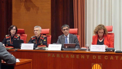 Josep Lluís Trapero comparece en el Parlament acompañado del comisario jefe de los Mossos, Miquel Esquius, y la subjefa Alicia Moriana