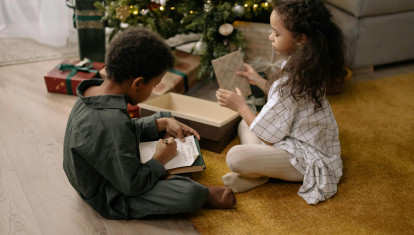 Dos hermanos escriben su carta a los Reyes Magos