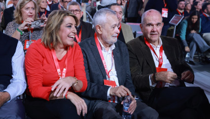 Los expresidentes socialistas de la Junta de Andalucía Manuel Chaves (d) y José Antonio Griñán (c) , junto a la ex presidenta de la Junta de Andalucía, Susana Díaz, durante la inauguración del 41º Congreso Federal del PSOE