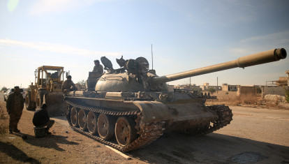 Los combatientes antigubernamentales inspeccionan un tanque abandonado por los combatientes de las Fuerzas Democráticas Sirias (FDS) en la ciudad de Tal Rifaat, en el norte de Siria