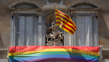 La bandera LGTBIQ+, en la fachada del Palacio de la Generalitat, a 28 de junio de 2022