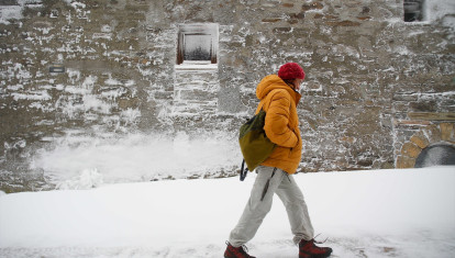 Una persona pasea por la nieve, a 9 de diciembre de 2024, en Pedrafita do Cebreiro, Lugo, Galicia (España). Un total de 12 comunidades autónomas están hoy en riesgo (alerta amarilla) por nieve, lluvias, oleaje y fuertes rachas de viento, en especial Asturias y Castilla y León que tendrán alerta roja por nevadas, según la predicción de la Agencia Estatal de Meteorología (Aemet). Las rachas de viento pueden alcanzar durante la jornada de hoy los 80 km/h y las olas pueden llegar a medir seis metros.

Carlos Castro / Europa Press
09 DICIEMBRE 2024;NEVADA;NIEVE;TORMENTA;TEMPORAL;INVIERNO;
09/12/2024