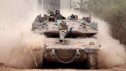 Un tanque del ejército israelí avanza hacia la frontera sur de Israel con la Franja de Gaza