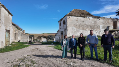 La delegada de Empleo, M. Dolores Gálvez, y el alcalde de Santaella, José del Río, durante la visita al cortijo